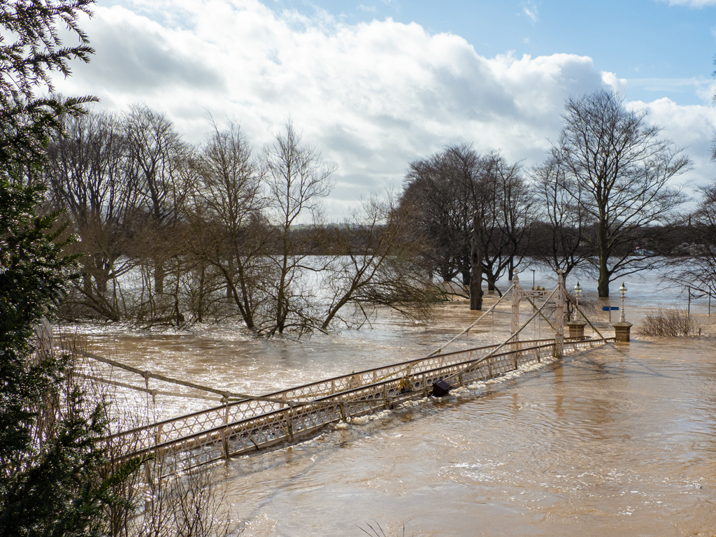 Floods Victoria Bridge.jpg