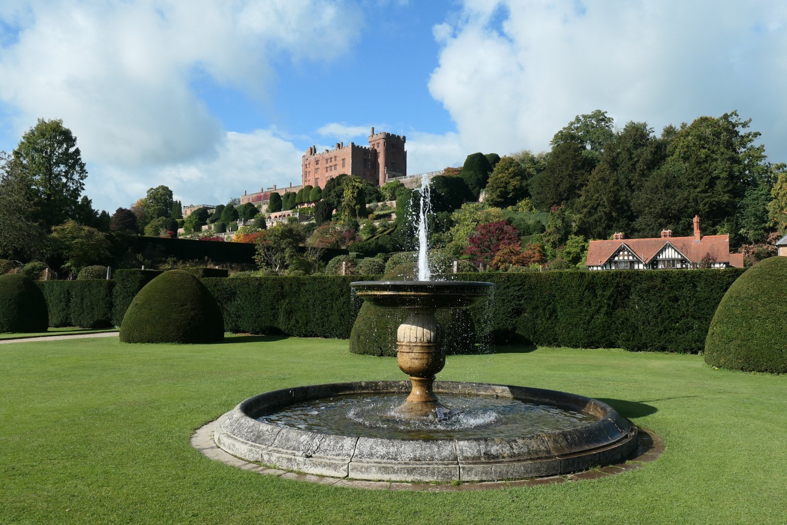 Powys Castle Formal Gardens.JPG